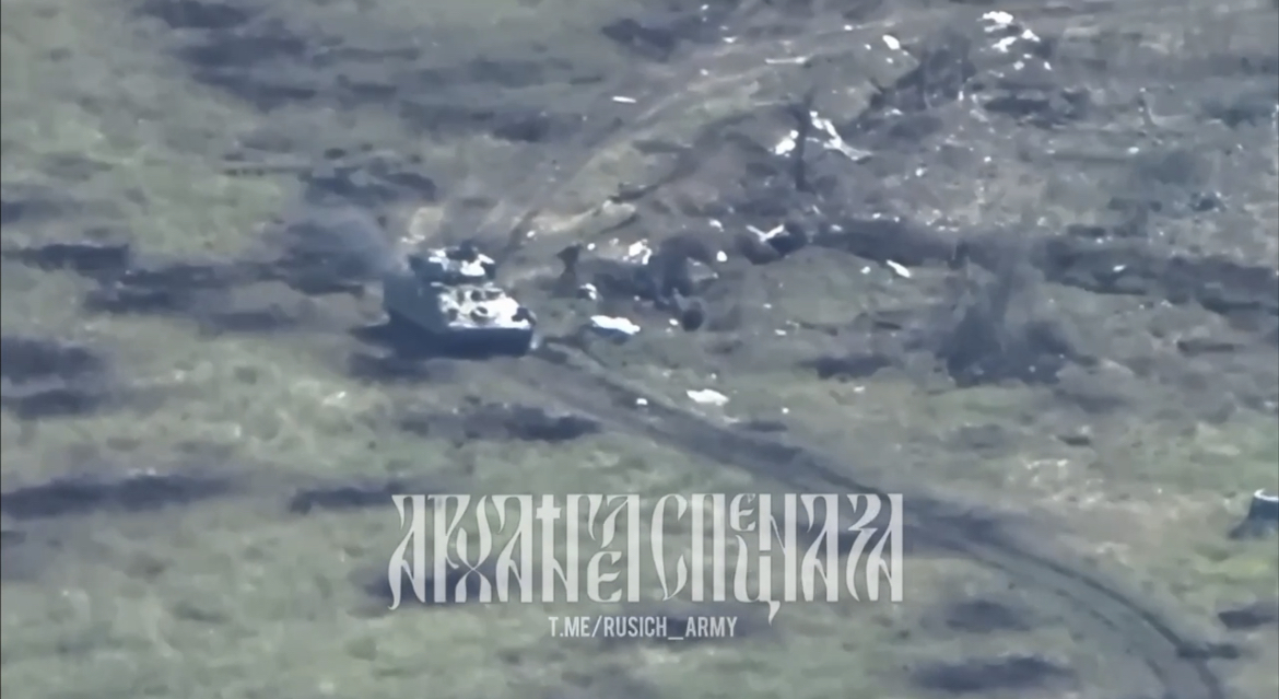 俄军炮兵打仗真有耐心，掐着表等乌军都下车了，开始集合了才一发152毫米炮弹。把1