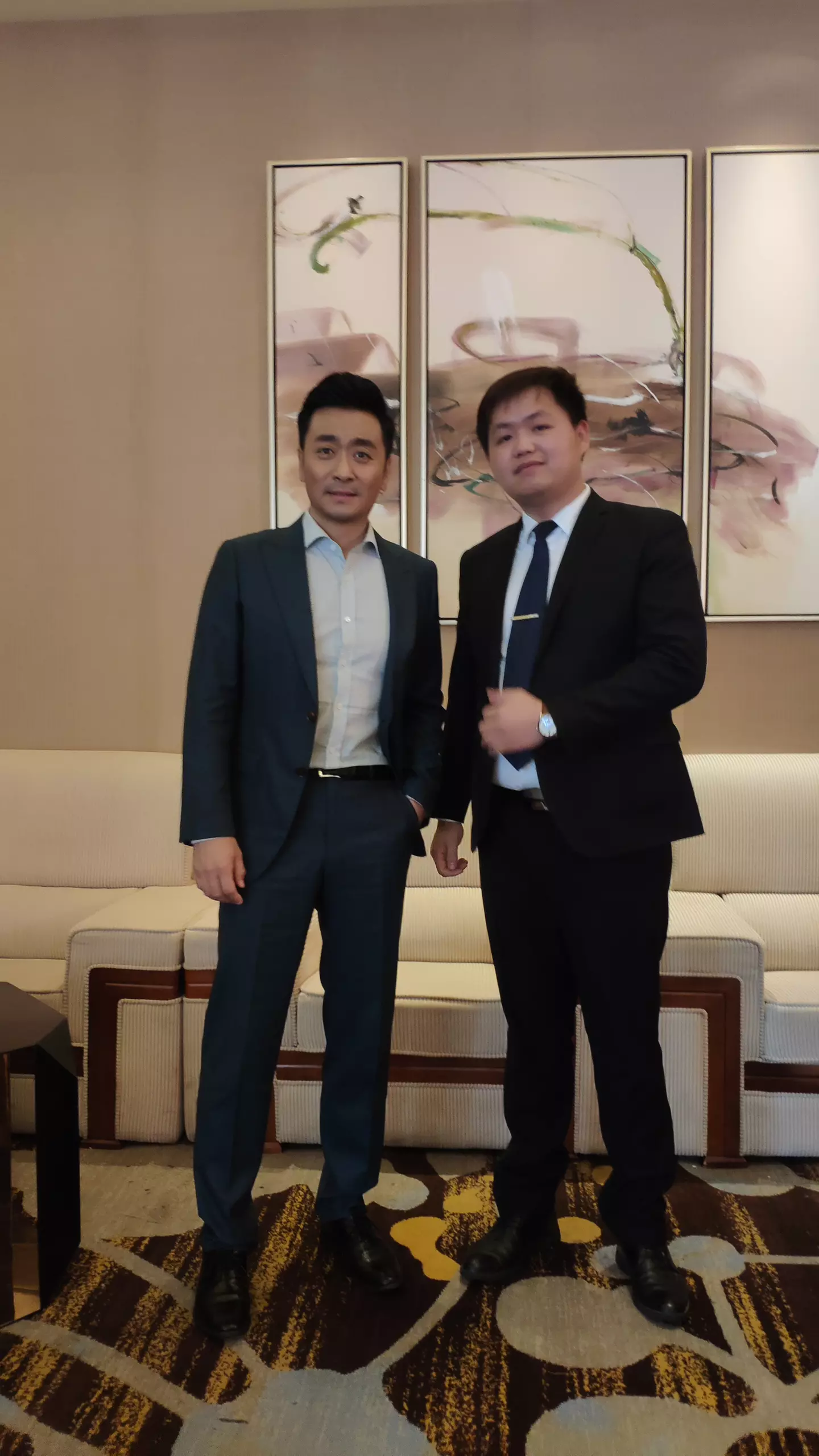 这个明星是谁啊？有人认识吗
本人非常的亲切，没有一点架子，本人比电视上更帅！