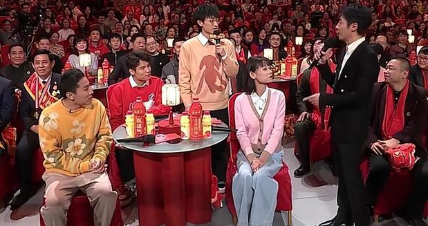 2024春晚小品公式：
1.押韵出场
2.产生误会
3.穿插热梗
4.激烈争吵
