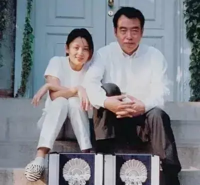 陈红和陈凯歌1994年的合影
那时候的陈红26岁，陈凯歌42岁。 陈红真的好美，