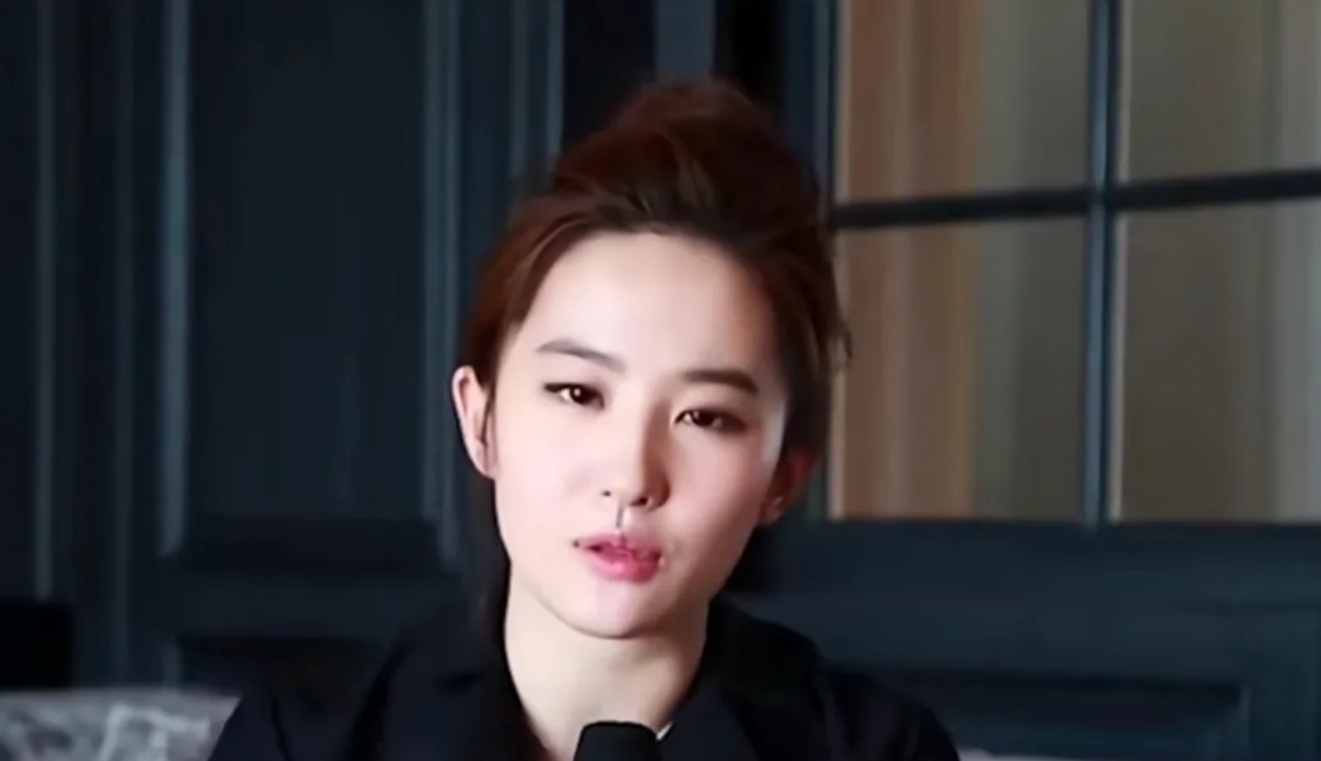 拍吻戏时遇到生理反应怎么办？刘亦菲的回答让人大跌眼镜。在某档节目采访中，刘亦菲被