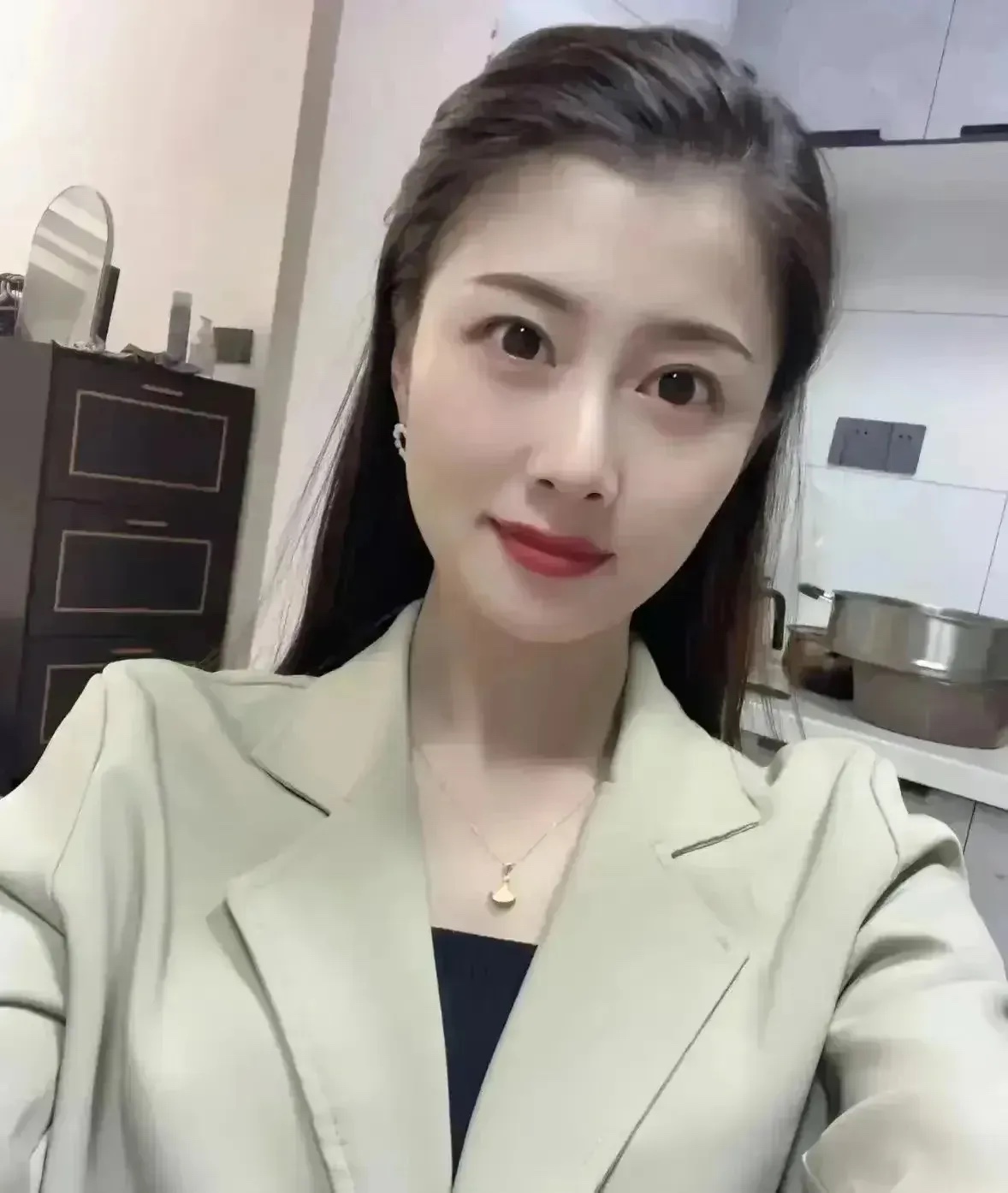 请教男性友友一个问题，请如实回答，不要撒谎。
单位有个女同事，有个问题想了几天，