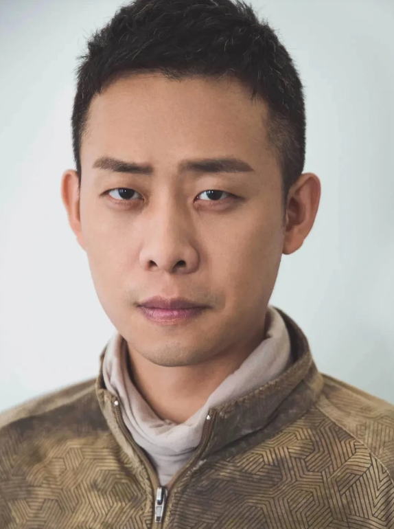 演员张译，突然冲上热搜！

11月30日，张译在南极工作时，由于行程并未公开，只