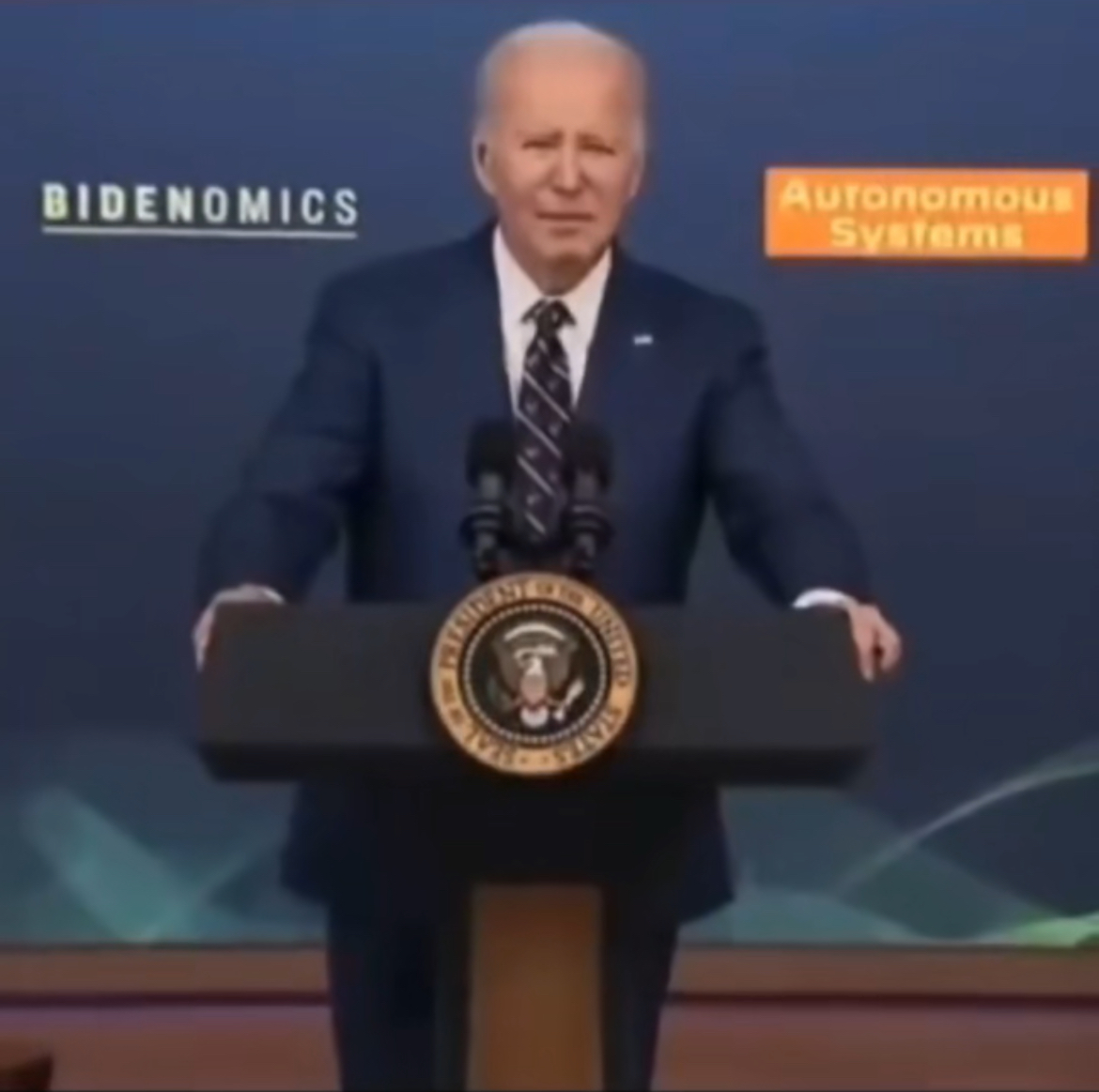 战斗打响，拜登突然中止记者会，赶往白宫战情室。与美国参联会主席布朗、美国国防防长