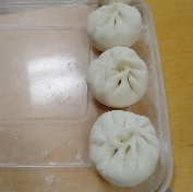 今晚的包子又被儿媳妇嫌弃了，她尝了一囗，马上吐了出来，递给儿子了。 我儿子大口吃