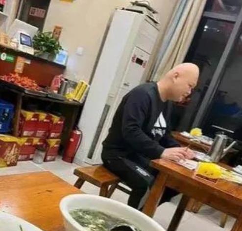 兄弟，你还戴着假发怎么办？