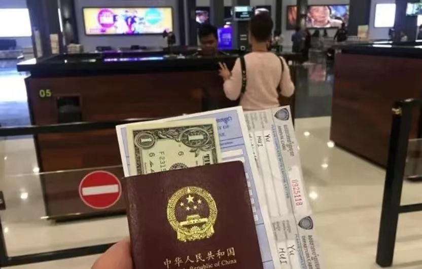九年前前往巴厘岛旅行时，我了解到出入境时需要准备1美元给工作人员。导游特意建议将