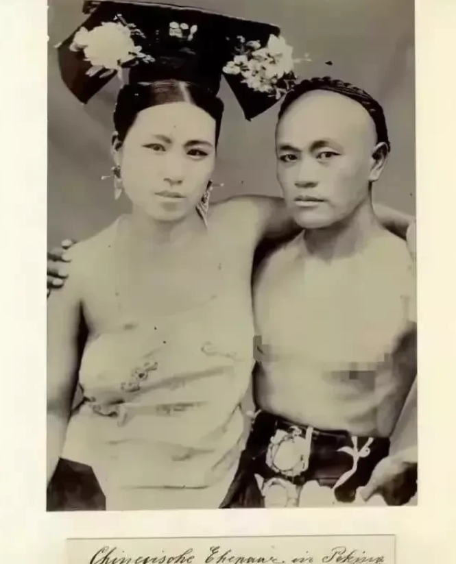 难以置信！这张照片竟然来自1905年清末时期。在那个封建社会中，这种拍摄尺度可算