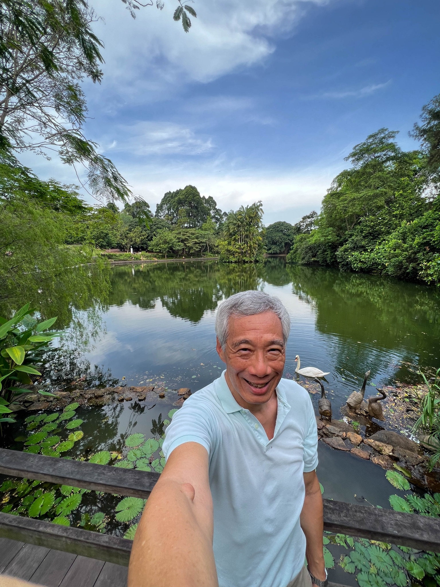 新加坡总理李显龙在Facebook昨天发出的自拍照
