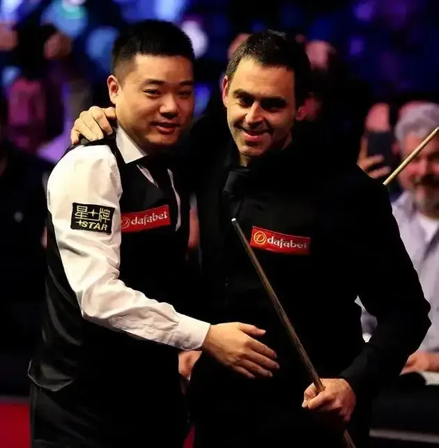 奥沙利文和丁俊晖英锦赛决赛时间分两个阶段进行，
第一个阶段12月3日21：00，