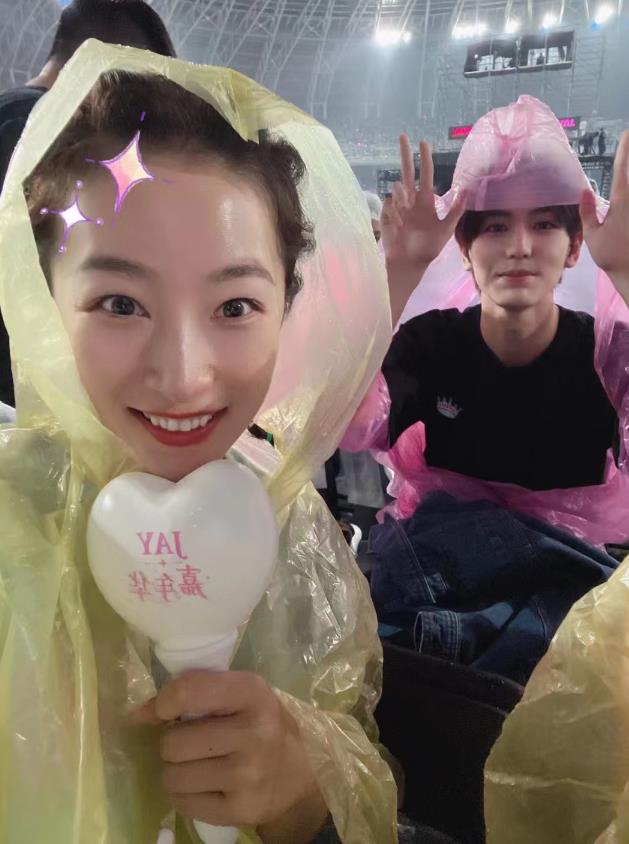 【周杰伦演唱会偶遇张凌赫】
9月10日，有网友在周杰伦演唱会偶遇张凌赫。大赞“张