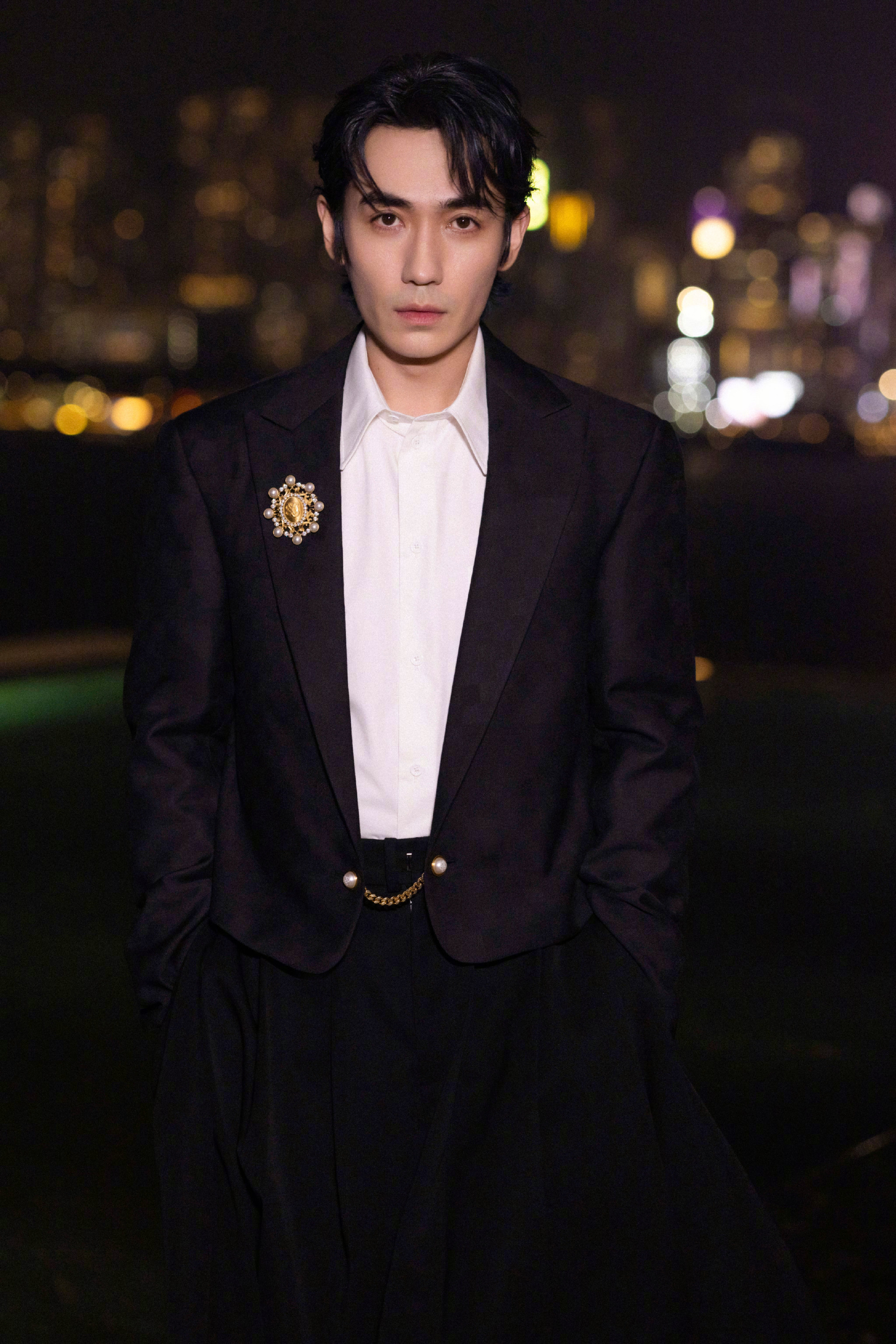 剧组回应朱一龙额头受伤
电影《负负得正》剧组发布声明：17日晚朱一龙在拍摄一场动