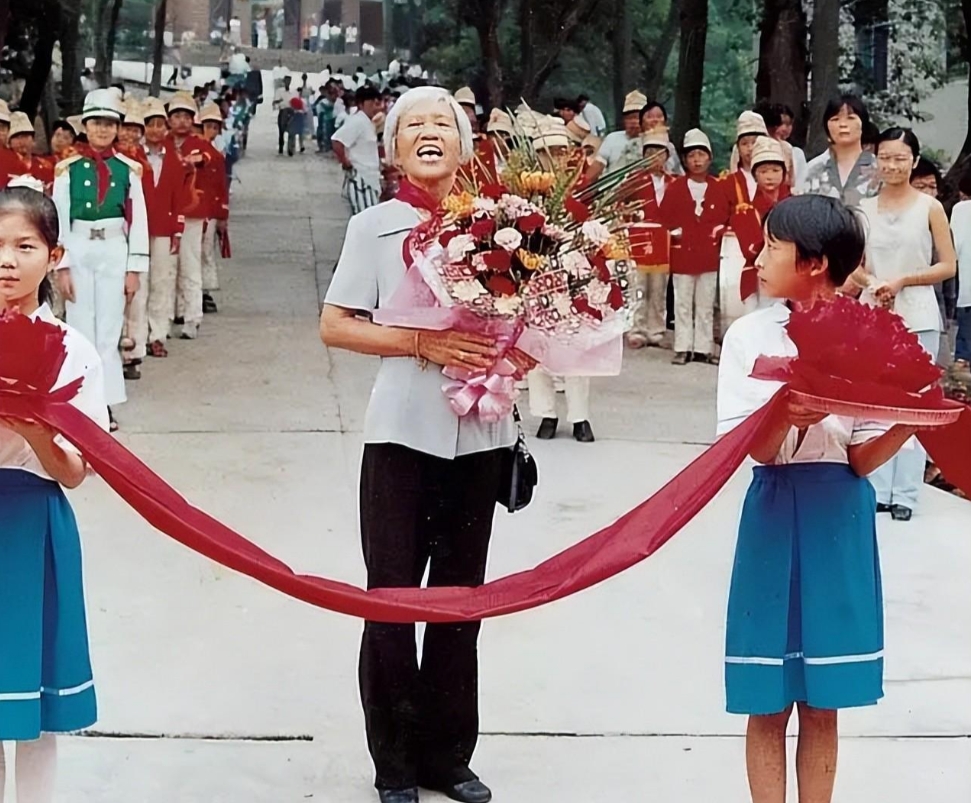 1991年美媒问湖南一农妇：毛主席和邓公谁好？其回答至今意义深远


1987年