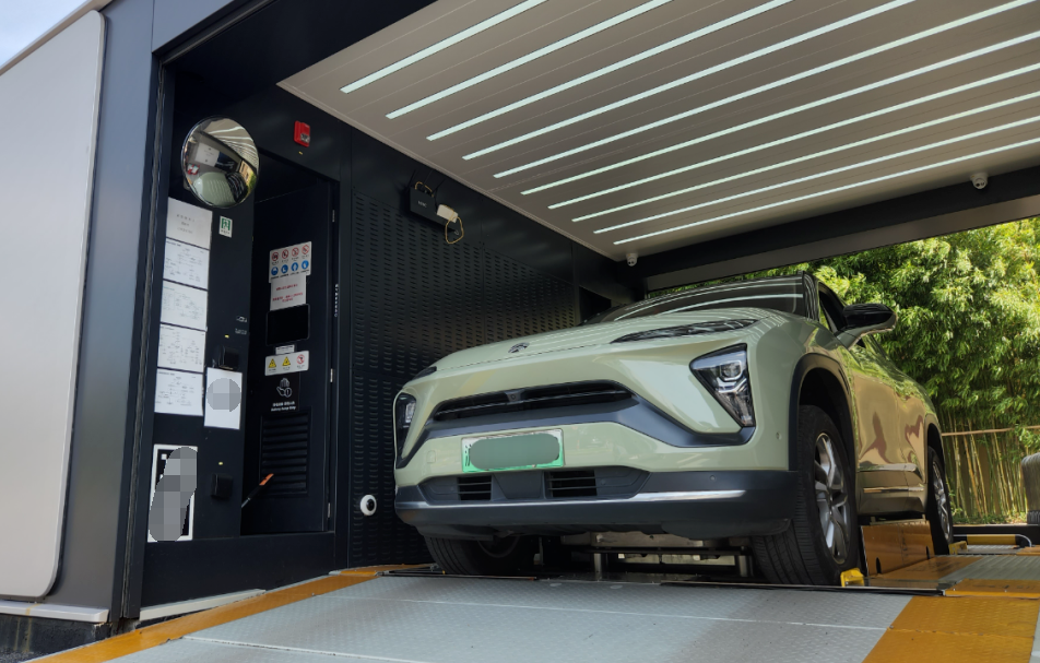 华为搞的是800伏液冷充电，1秒一公里，明年就要落地10万个，全国的加油站也才1