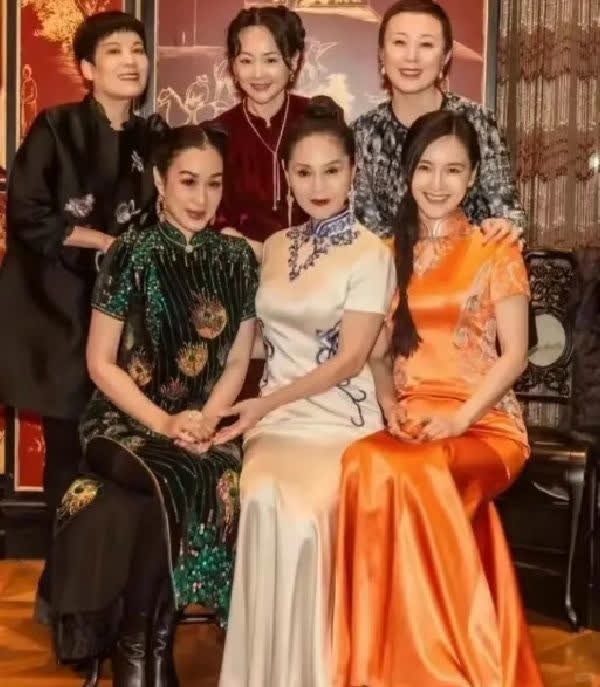 钟丽缇拍全家福：52岁疯狂扮嫩，62岁婆婆端庄大气，气质竟胜儿媳！
不禁让人感慨