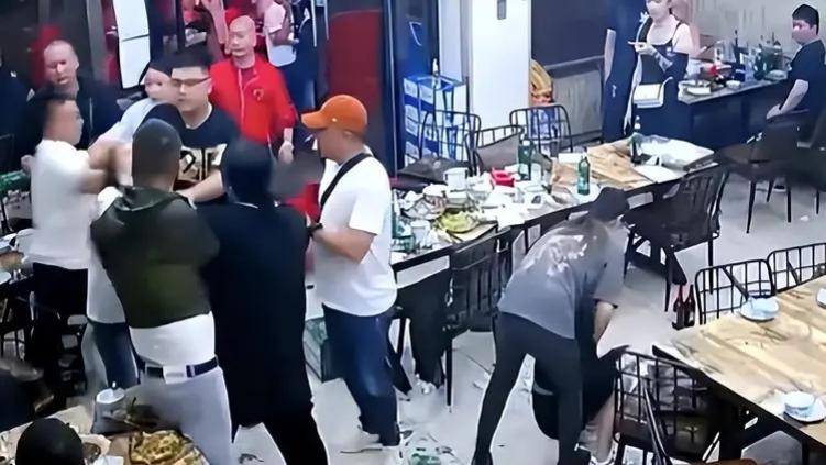 唐山烧烤店打人案：15名保护伞，官位最高者马爱军受一审获刑12年