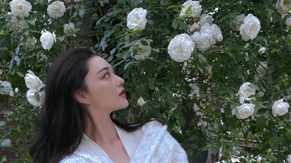 张馨予在自家花园拍照，穿睡袍出镜，完美演绎人比花娇