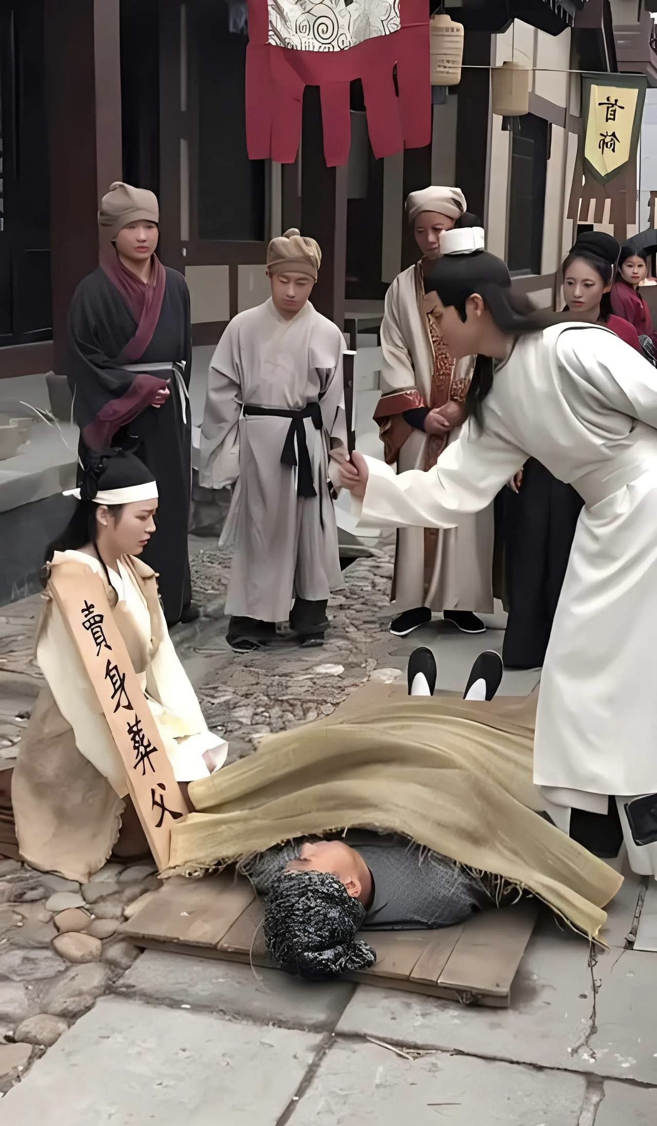 古时候女子“卖身葬父”，为什么不自己直接挖坑埋了呢？
看电视的时候会发现，古时的