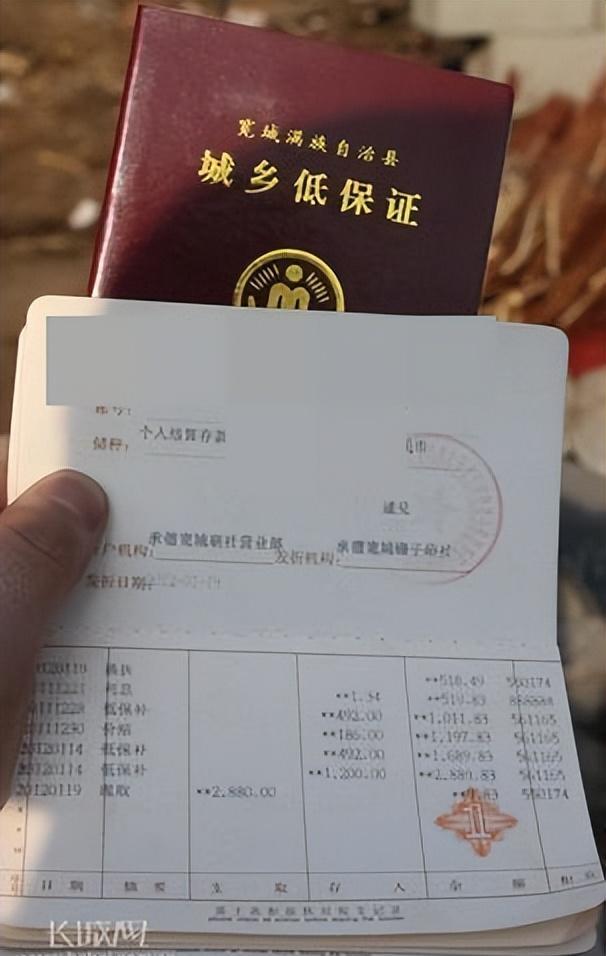 12年间生下10个孩子, 夫妻还都是90后, 现在一个月领4000元低保