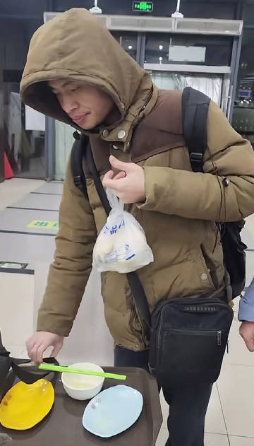 北大食堂遇到北大数学天才韦东奕，依然是两个馒头一瓶自灌饮用水