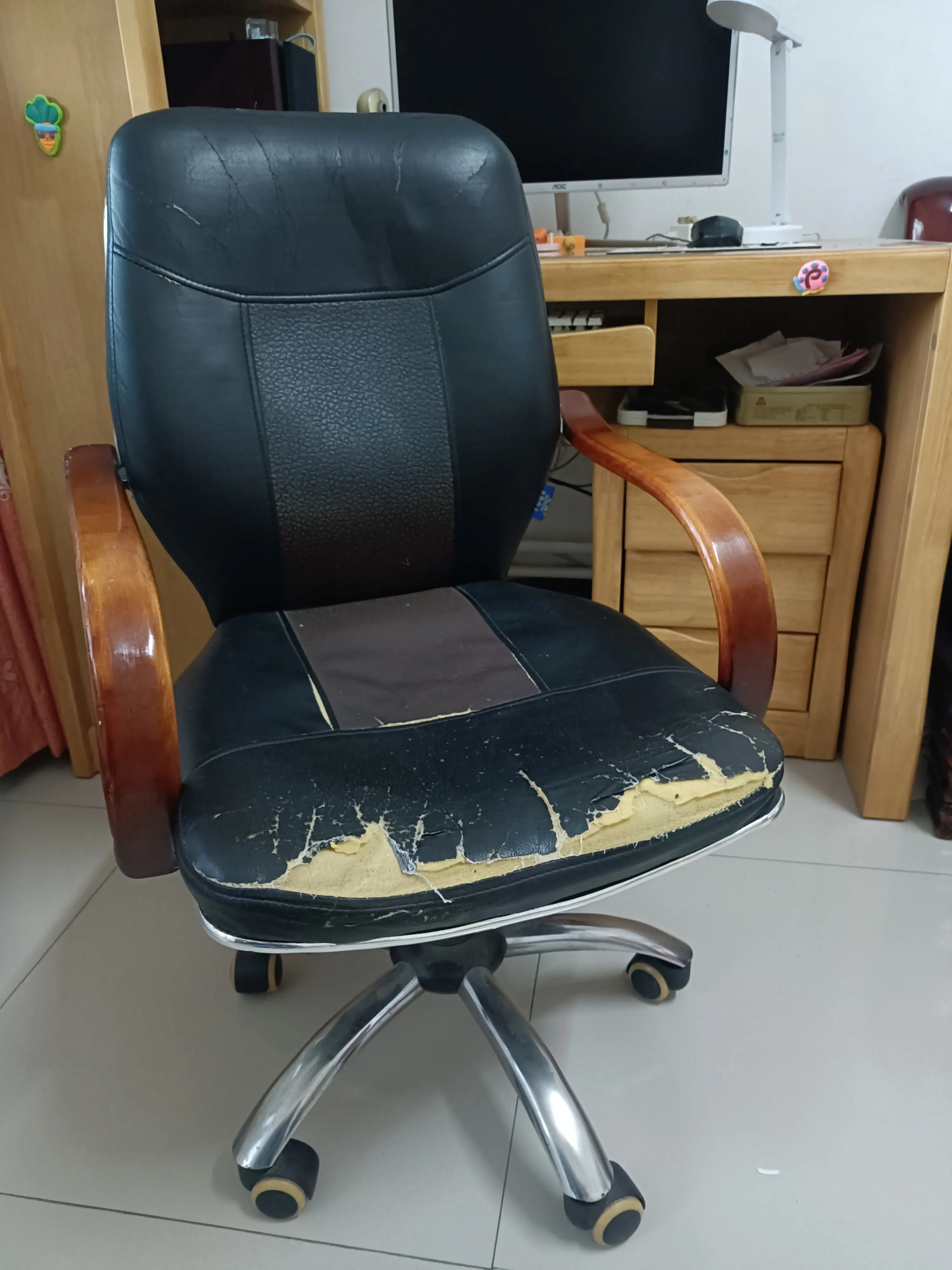 这是我们村的大队支书坐的一把椅子，看到它磨损太厉害了，我们就都劝村领导换一把新椅