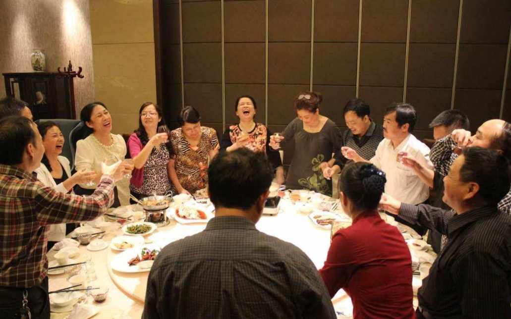 一场同学聚会上，一名男生希望向女同学敬酒，但遭到了拒绝：“我不喝酒，因为我老公不