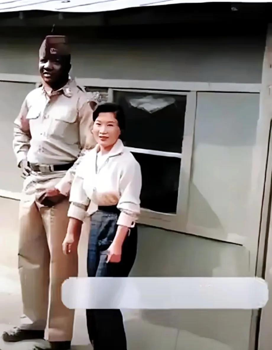 1953年，韩国，一名刚交易完毕的美国大兵和韩国女人。镜头下，男子体格健壮、面色