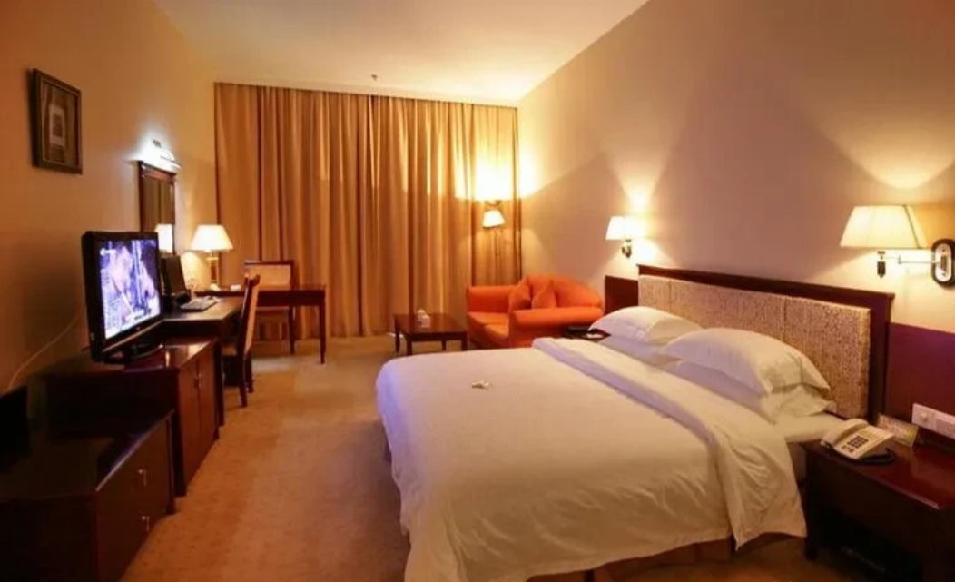 河南开封，男子醉酒入住酒店后，通过床头柜上的按摩牌，联系了一名女子并支付了198