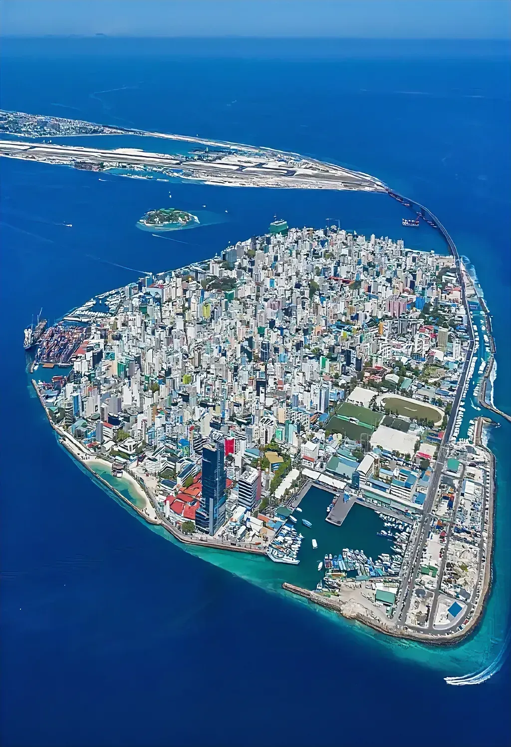 马累，马尔代夫的首都，不到两平方公里的土地上，住着 25 万人口，其占全国人口的