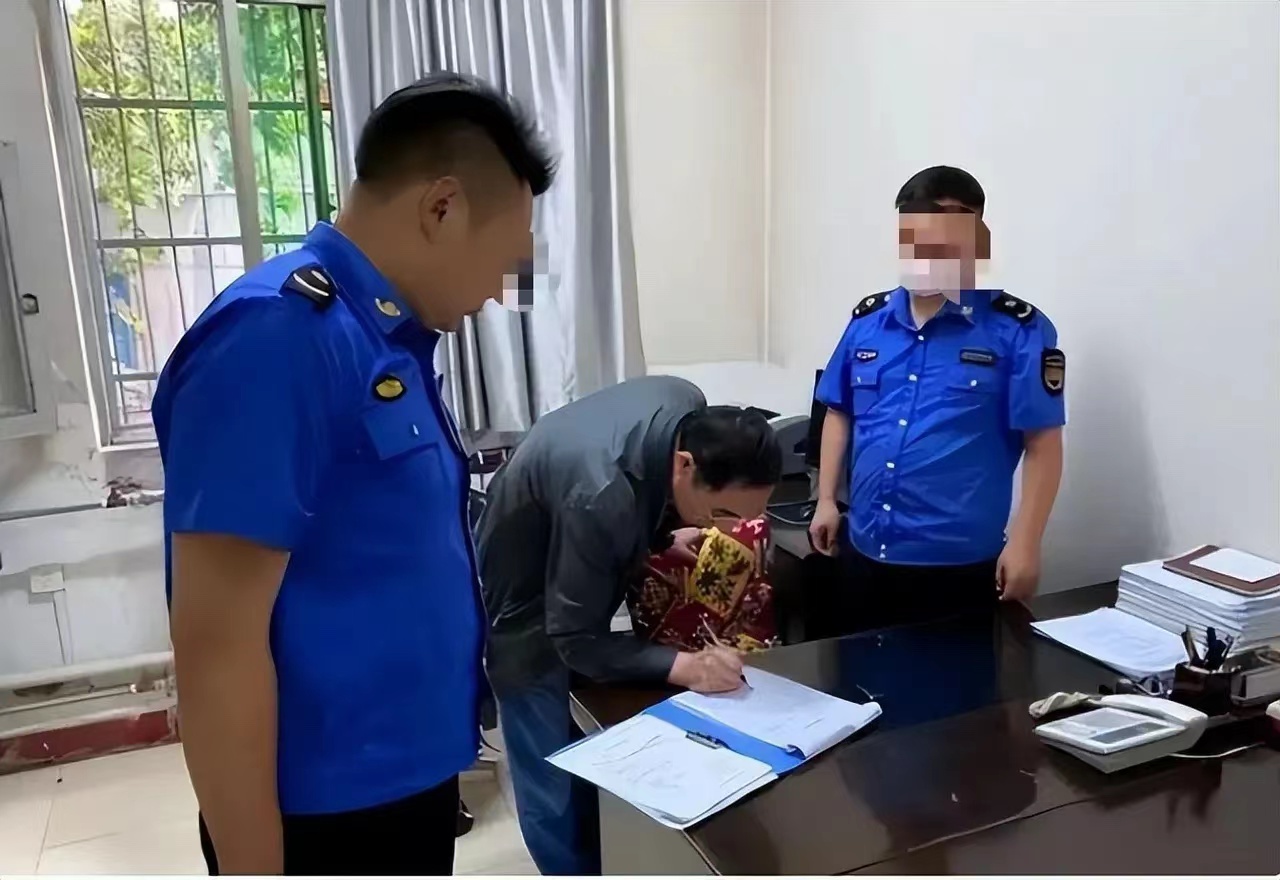 这也太奇葩了吧！在自家的商铺门上张贴招聘启示，竟然被当地城管顶格处罚500元，如