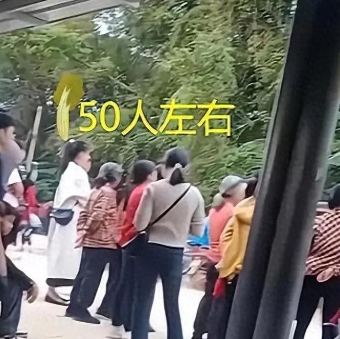 50多人亲友团送亲遭冷落，无人接待还饿肚子，亲友：早知不来了  某地一对新人正在