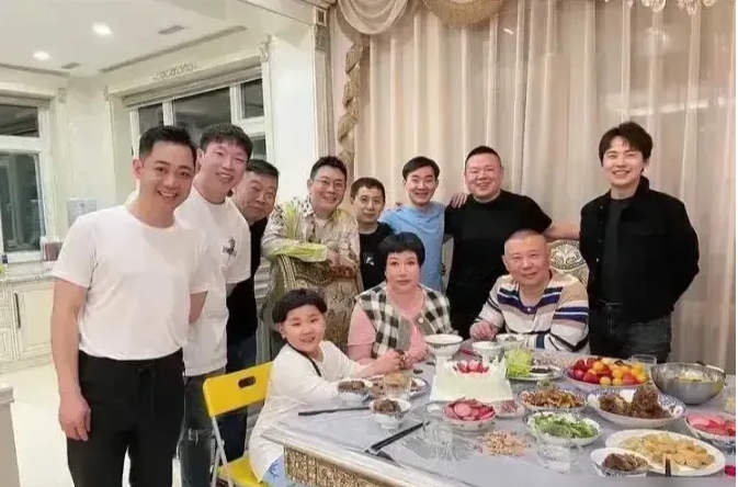 这张合影不能细品，坐着的是自家人，站着的都是外人。
