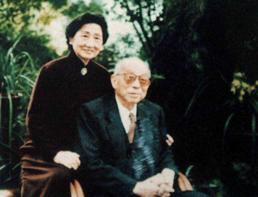 1916年，于凤至嫁给张学良。新婚夜，她对张学良说：“不许在外边沾花惹草。”张学