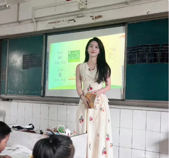 这么好看的老师天天晚上要交作业吧[偷笑] 
评论区真有意思