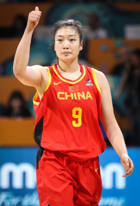日本女篮的队长吉田亚沙美。她是日本女篮的功臣之一，多次击败中国女篮，是一位备受尊