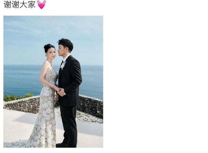 在巴厘岛补办婚礼，低调完成人生最重要的仪式，并发文说“谢谢大家”！小两口真的很甜