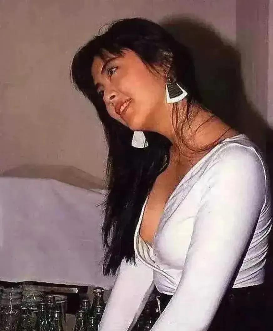 这张照片拍摄于1987年，中国台湾女演员王祖贤的照片。那时的她才刚刚满20岁，与