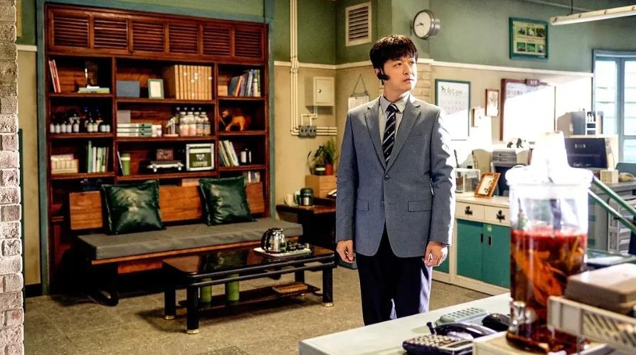 电影《动物园里有什么？》是一部翻拍作品，票房表现一般，豆瓣评分仅有5.3。这部电