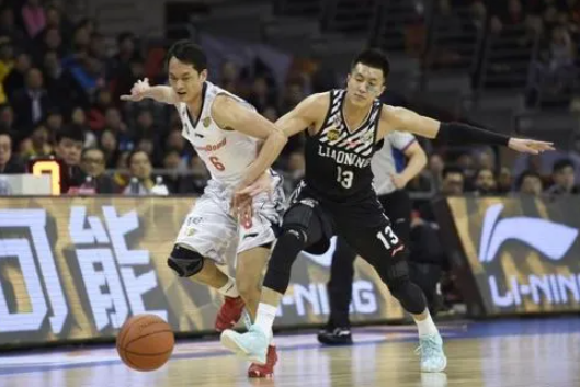 随着今晚北京险胜广州，CBA最新排名如下
1、广东队：15胜4负，2连胜
2、新