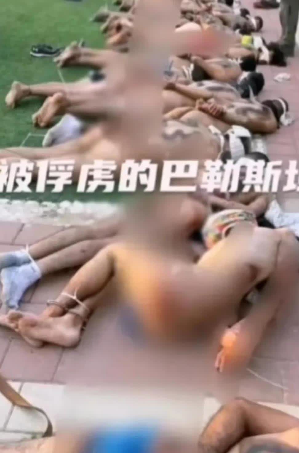 以色列对待被俘虏者的手段令人震惊。他们毫不留情地将俘虏脱光衣服，绑住手脚，进行残