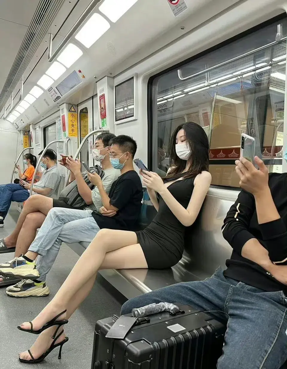 我有这么令人讨厌吗，为什么大家都躲着我？