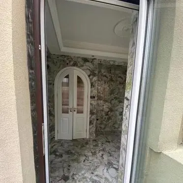 最近，我们小区的2号楼有一户人家在装修，他们家把房子装修得非常漂亮，吸引了邻居们