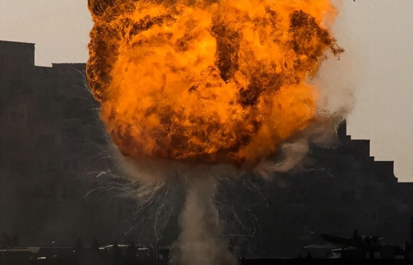 在叙美军最大军事基地又遭轰炸，大量人员伤亡，亲伊武装：不要继续玩火。中东地区的对
