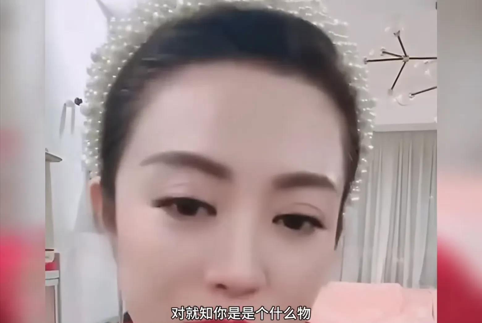 刘能前妻温美玲真生气了，怒怼黑粉！
黑粉问：“跟谁搞”？温美玲回应：“跟你爹！这