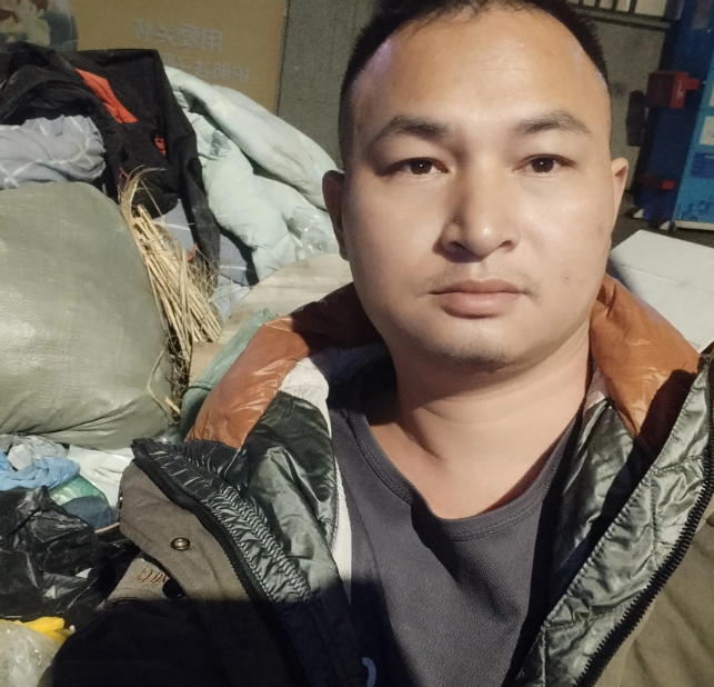 失业三个多月了，身上身无分文了，饿了两天没吃饭了，饿到全身乏力，逼不得已晚上出来