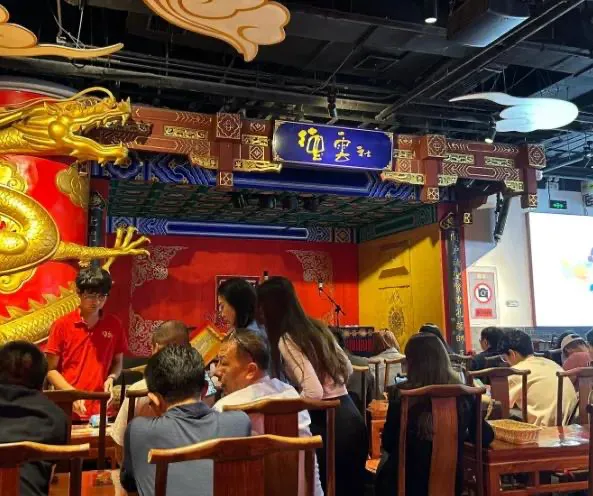 德云社表演实则无趣。出差至北京，亲身体验德云社演出。票价每张280元，座位紧凑不