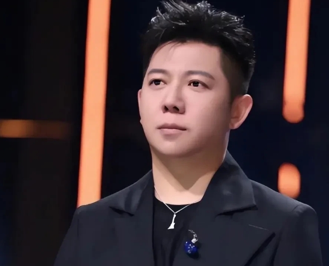 歌手胡海泉，被曝大瓜！ 12月25日，曾经的“羽泉”组合成员胡海泉突然登上热搜，