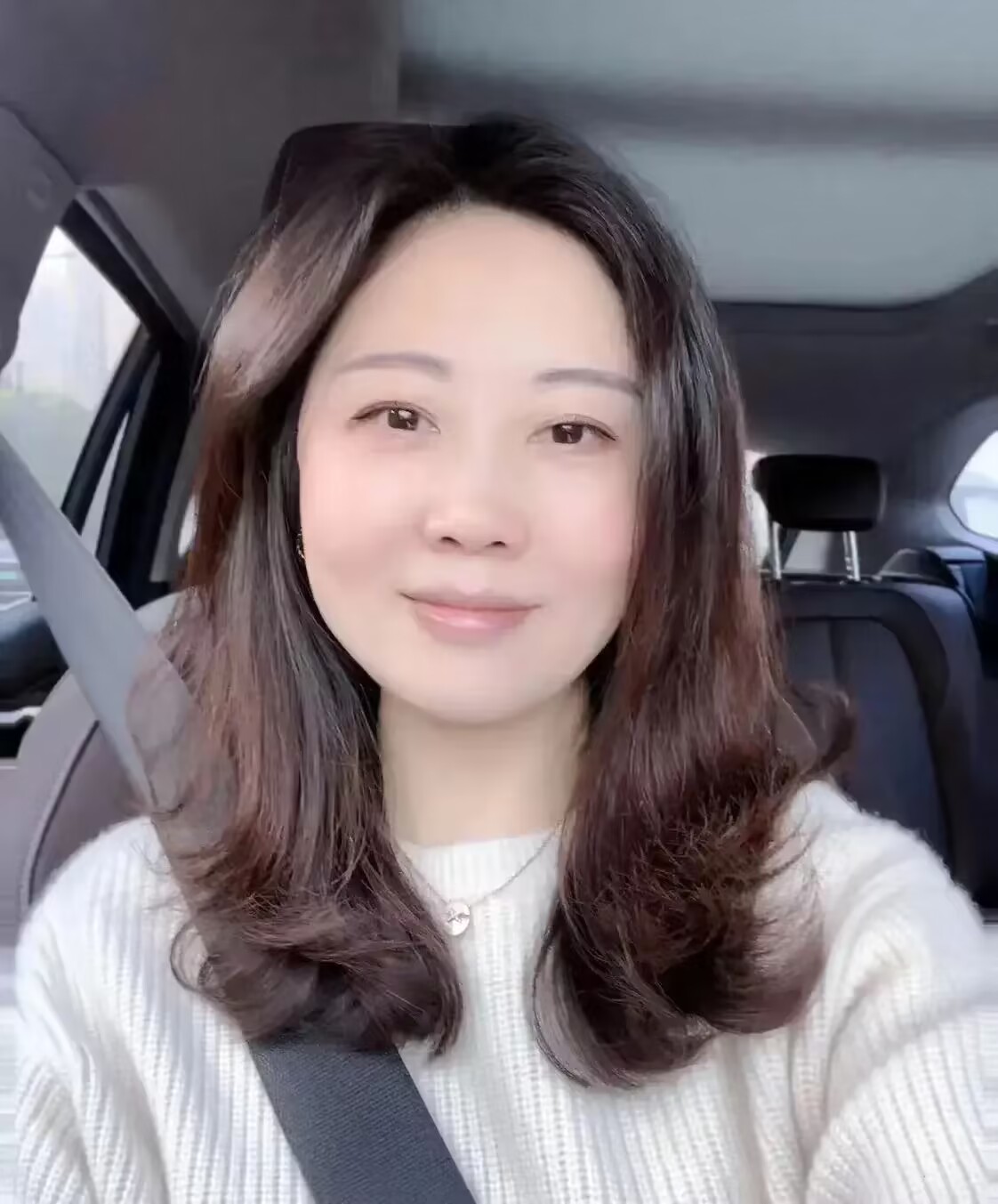 我老公都五十了，居然跟我说他想“躺平”，我简直震惊得不行。

他现在在公司的待遇