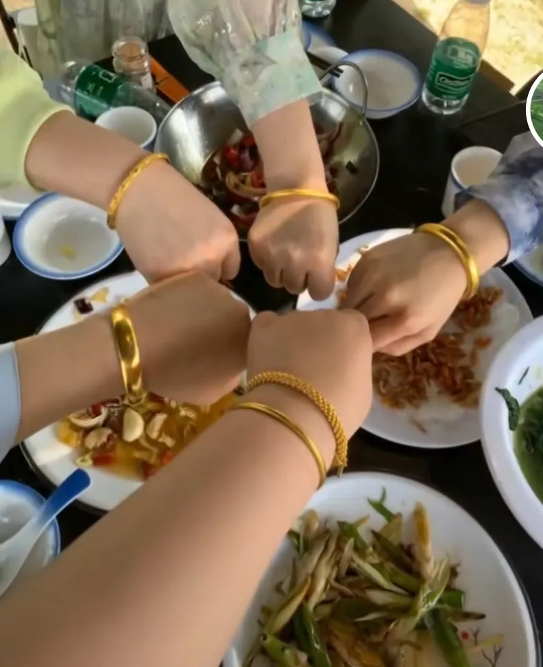 发现一个现象
佩戴黄金首饰多半是
生活条件不太好的
一些体力劳动妇女
而城市的女