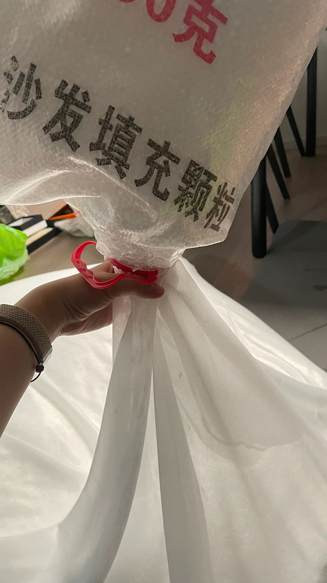 我 平平无奇家居天才
懒人沙发最近感觉塌了在拼某买了一斤填充物来扩充一下
颗粒填